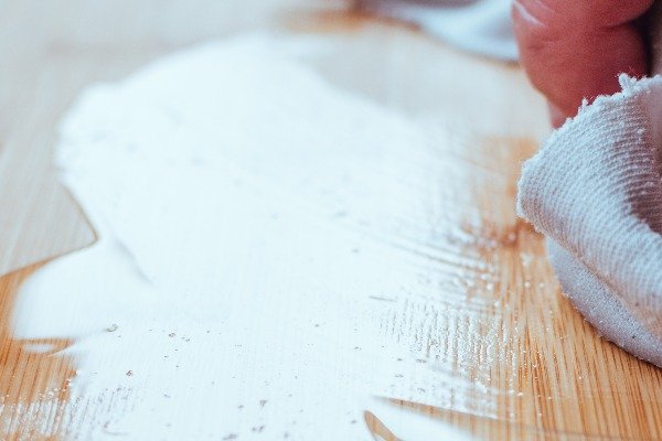 parkett_forum_applying-wood-care-oil-on-a-food-cutting-board.jpg